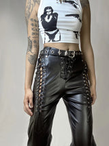 Pantalon en cuir style punk pour femme | Pantalon en cuir japonais | Pantalon en cuir coupe slim | Pantalon à sangles pour femme | Pantalon en cuir foncé | Pantalon en cuir décontracté | Pantalon en cuir moulant | Pantalon en cuir avec bretelles | Pantalon en cuir audacieux | Pantalon en cuir à jambe droite