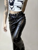 Pantalon en cuir style punk pour femme | Pantalon en cuir japonais | Pantalon en cuir coupe slim | Pantalon à sangles pour femme | Pantalon en cuir foncé | Pantalon en cuir décontracté | Pantalon en cuir moulant | Pantalon en cuir avec bretelles | Pantalon en cuir audacieux | Pantalon en cuir à jambe droite