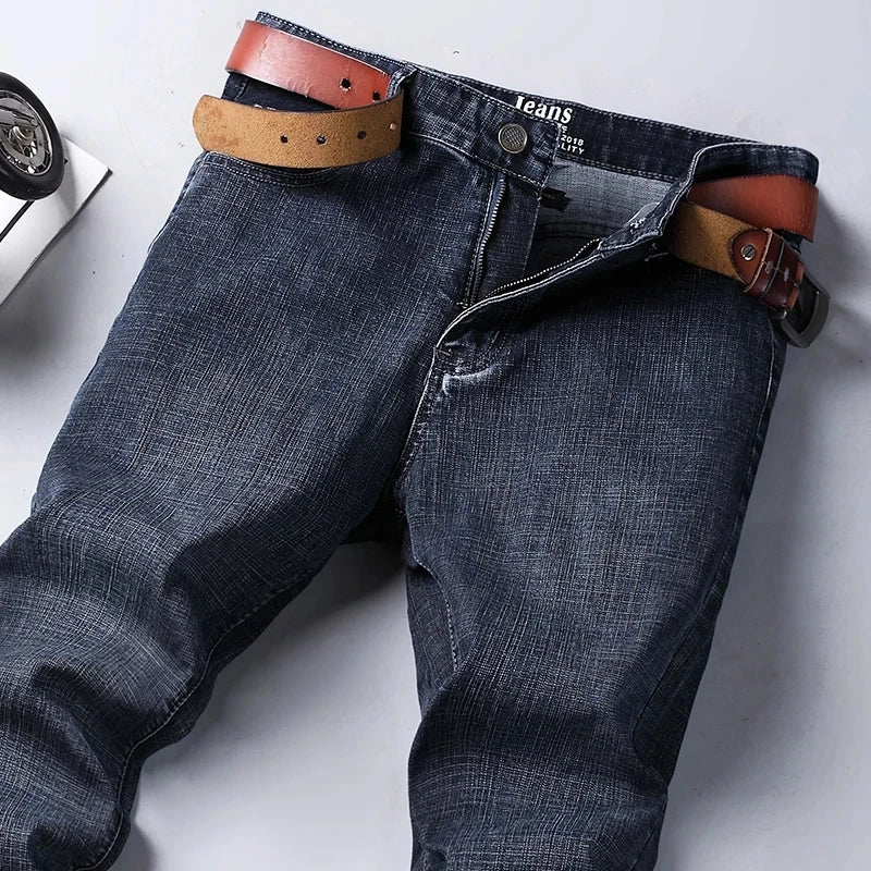 Jean homme bleu stretch | Jean droit homme business | Jean classique homme | Pantalon denim homme | Jean smart homme | Jean bleu regular fit | Jean mode homme | Jean homme printemps | Jean automne homme | Pantalon homme stretch