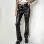 Pantalon en cuir style punk pour femme | Pantalon en cuir japonais | Pantalon en cuir coupe slim | Pantalon à sangles pour femme | Pantalon en cuir foncé | Pantalon en cuir décontracté | Pantalon en cuir moulant | Pantalon en cuir avec bretelles | Pantalon en cuir audacieux | Pantalon en cuir à jambe droite