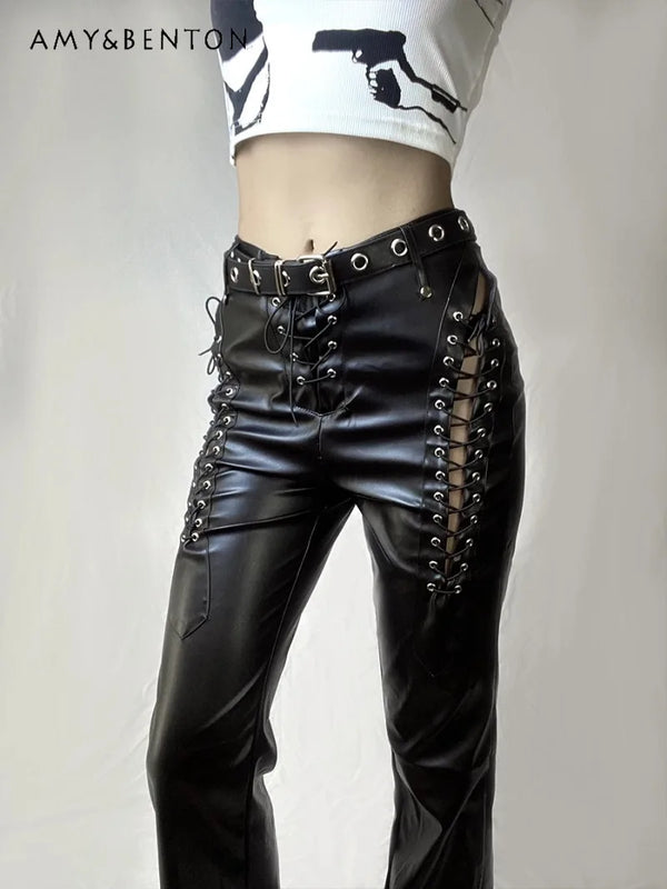 Pantalon en cuir style punk pour femme | Pantalon en cuir japonais | Pantalon en cuir coupe slim | Pantalon à sangles pour femme | Pantalon en cuir foncé | Pantalon en cuir décontracté | Pantalon en cuir moulant | Pantalon en cuir avec bretelles | Pantalon en cuir audacieux | Pantalon en cuir à jambe droite
