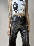 Pantalon en cuir style punk pour femme | Pantalon en cuir japonais | Pantalon en cuir coupe slim | Pantalon à sangles pour femme | Pantalon en cuir foncé | Pantalon en cuir décontracté | Pantalon en cuir moulant | Pantalon en cuir avec bretelles | Pantalon en cuir audacieux | Pantalon en cuir à jambe droite