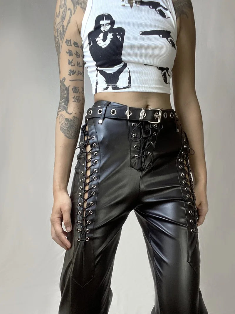 Pantalon en cuir style punk pour femme | Pantalon en cuir japonais | Pantalon en cuir coupe slim | Pantalon à sangles pour femme | Pantalon en cuir foncé | Pantalon en cuir décontracté | Pantalon en cuir moulant | Pantalon en cuir avec bretelles | Pantalon en cuir audacieux | Pantalon en cuir à jambe droite