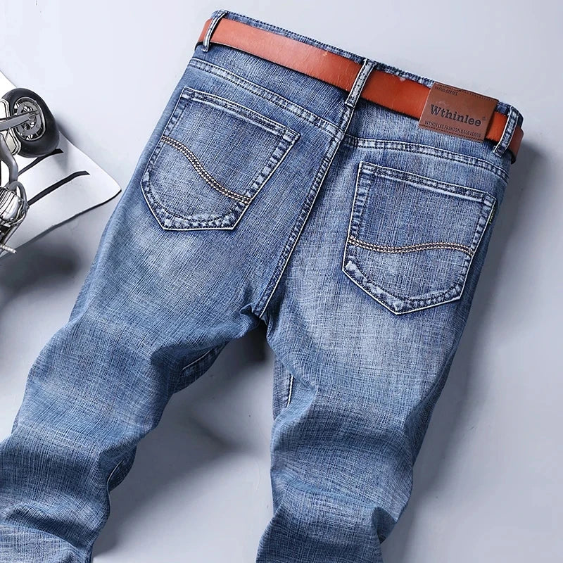 Jean homme bleu stretch | Jean droit homme business | Jean classique homme | Pantalon denim homme | Jean smart homme | Jean bleu regular fit | Jean mode homme | Jean homme printemps | Jean automne homme | Pantalon homme stretch