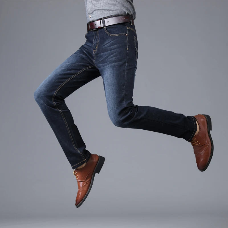 Jean stretch homme automne | Jean droit hiver homme | Pantalon long homme stretch | Jean homme coupe droite | Jean polyvalent homme hiver | Jean mode homme automne | Pantalon homme stretch hiver | Jean droit homme chaud | Jean homme automne hiver | Jean long homme stretch