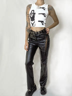 Pantalon en cuir style punk pour femme | Pantalon en cuir japonais | Pantalon en cuir coupe slim | Pantalon à sangles pour femme | Pantalon en cuir foncé | Pantalon en cuir décontracté | Pantalon en cuir moulant | Pantalon en cuir avec bretelles | Pantalon en cuir audacieux | Pantalon en cuir à jambe droite