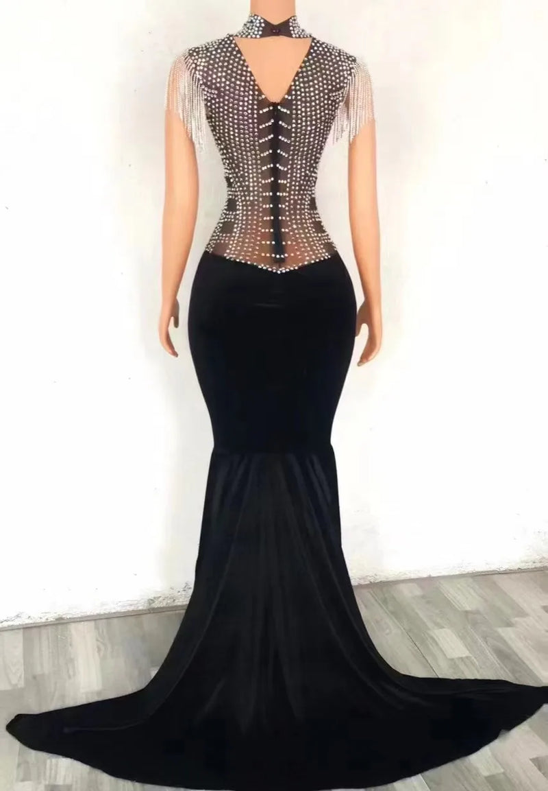 Robe noire velours strass | Robe soirée longue à franges | Robe élégante femme strass | Robe de fête noire brillante | Robe à traîne danseuse femme | Robe soirée strass argentés | Robe anniversaire femme chic | Robe soirée velours à chaînes | Robe noire strass soirée | Robe de scène femme soirée
