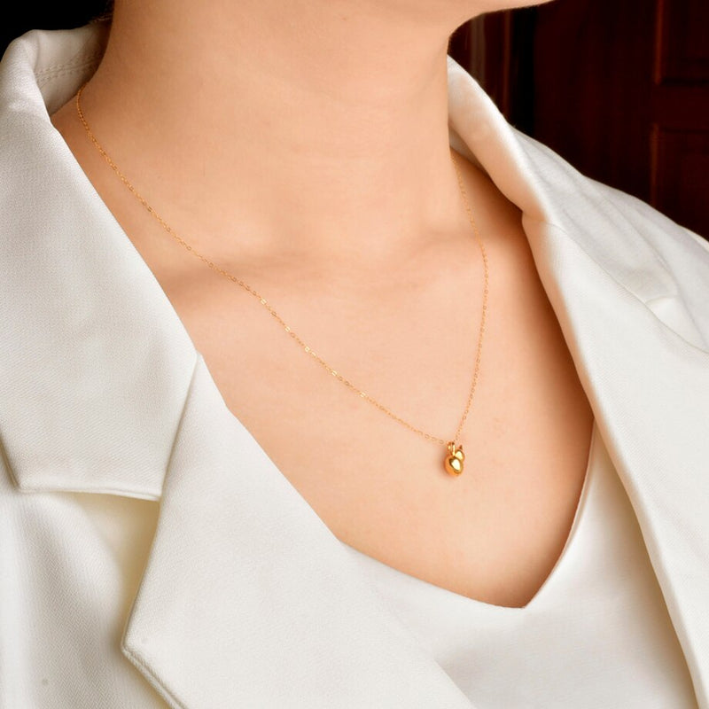 Collier NYMPH or 18K femme | Chaîne or 18 carats pendentif | Collier gourde or fin femme | Bijoux or jaune 24K femme | Pendentif or véritable 18K | Collier or AU750 élégant | Chaîne or luxe femme | Bijoux or fin pour fête | Collier or jaune authentique | Cadeau bijou or 18K