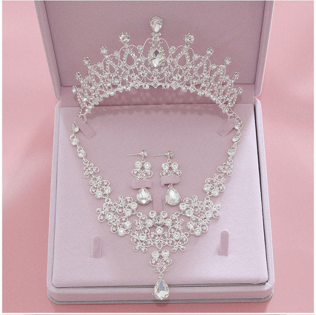 Parure collier cristal femme | Boucles d’oreilles cristal élégantes | Diadème cristal mariage | Parure bijoux femme cristal | Collier et boucles cristal femme | Diadème femme cérémonie cristal | Parure bijoux mariage cristal | Ensemble collier diadème cristal | Boucles d’oreilles et collier cristal | Parure élégante femme cristal