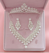 Parure collier cristal femme | Boucles d’oreilles cristal élégantes | Diadème cristal mariage | Parure bijoux femme cristal | Collier et boucles cristal femme | Diadème femme cérémonie cristal | Parure bijoux mariage cristal | Ensemble collier diadème cristal | Boucles d’oreilles et collier cristal | Parure élégante femme cristal