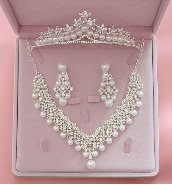 Parure collier cristal femme | Boucles d’oreilles cristal élégantes | Diadème cristal mariage | Parure bijoux femme cristal | Collier et boucles cristal femme | Diadème femme cérémonie cristal | Parure bijoux mariage cristal | Ensemble collier diadème cristal | Boucles d’oreilles et collier cristal | Parure élégante femme cristal