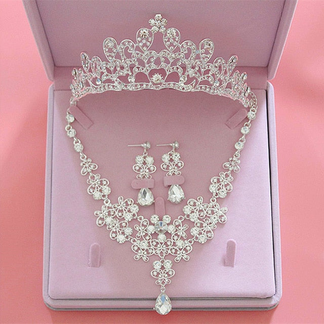 Parure collier cristal femme | Boucles d’oreilles cristal élégantes | Diadème cristal mariage | Parure bijoux femme cristal | Collier et boucles cristal femme | Diadème femme cérémonie cristal | Parure bijoux mariage cristal | Ensemble collier diadème cristal | Boucles d’oreilles et collier cristal | Parure élégante femme cristal