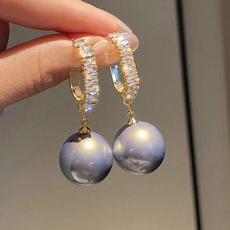 Boucles perles grises femme | Boucles d’oreilles fantaisie perles | Boucles grises chic | Boucles d’oreilles légères tendance | Bijoux femme perles grises | Boucles mode élégantes | Boucles fantaisie femme | Perles fantaisie grises | Boucles d’oreilles grises femme | Boucles tendance perles
