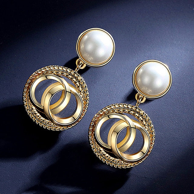 Boucles perles grises femme | Boucles d’oreilles fantaisie perles | Boucles grises chic | Boucles d’oreilles légères tendance | Bijoux femme perles grises | Boucles mode élégantes | Boucles fantaisie femme | Perles fantaisie grises | Boucles d’oreilles grises femme | Boucles tendance perles