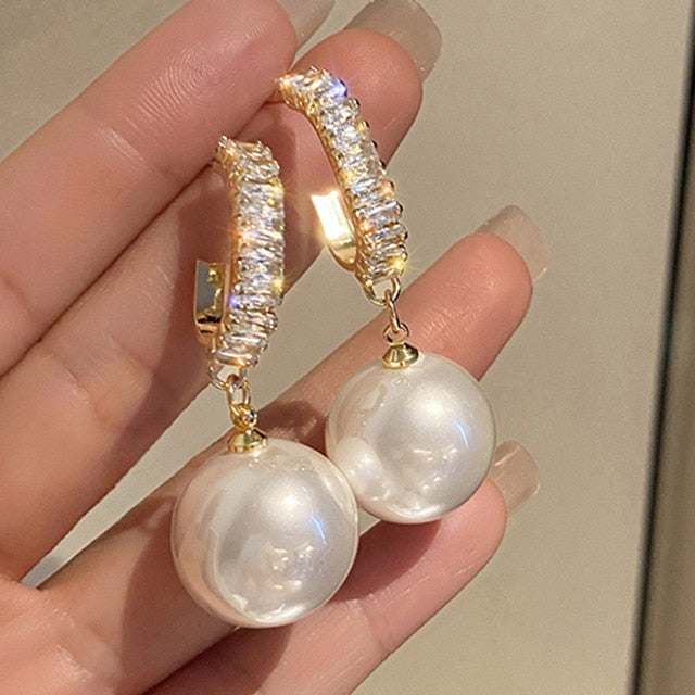 Boucles perles grises femme | Boucles d’oreilles fantaisie perles | Boucles grises chic | Boucles d’oreilles légères tendance | Bijoux femme perles grises | Boucles mode élégantes | Boucles fantaisie femme | Perles fantaisie grises | Boucles d’oreilles grises femme | Boucles tendance perles