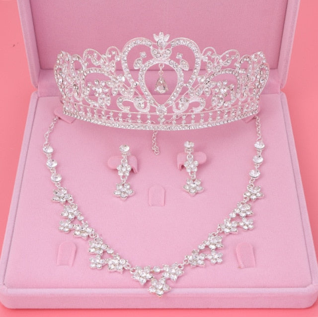 Parure collier cristal femme | Boucles d’oreilles cristal élégantes | Diadème cristal mariage | Parure bijoux femme cristal | Collier et boucles cristal femme | Diadème femme cérémonie cristal | Parure bijoux mariage cristal | Ensemble collier diadème cristal | Boucles d’oreilles et collier cristal | Parure élégante femme cristal