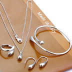 Pendentif goutte d'eau femme élégant | Bague goutte d'eau chic | Bracelet goutte d'eau mode | Boucles d'oreilles goutte d'eau tendance | Ensemble bijoux goutte d'eau femme | Bijoux goutte d'eau raffinés | Pendentif femme mode | Bague femme élégante | Bracelet femme design | Boucles femme élégantes